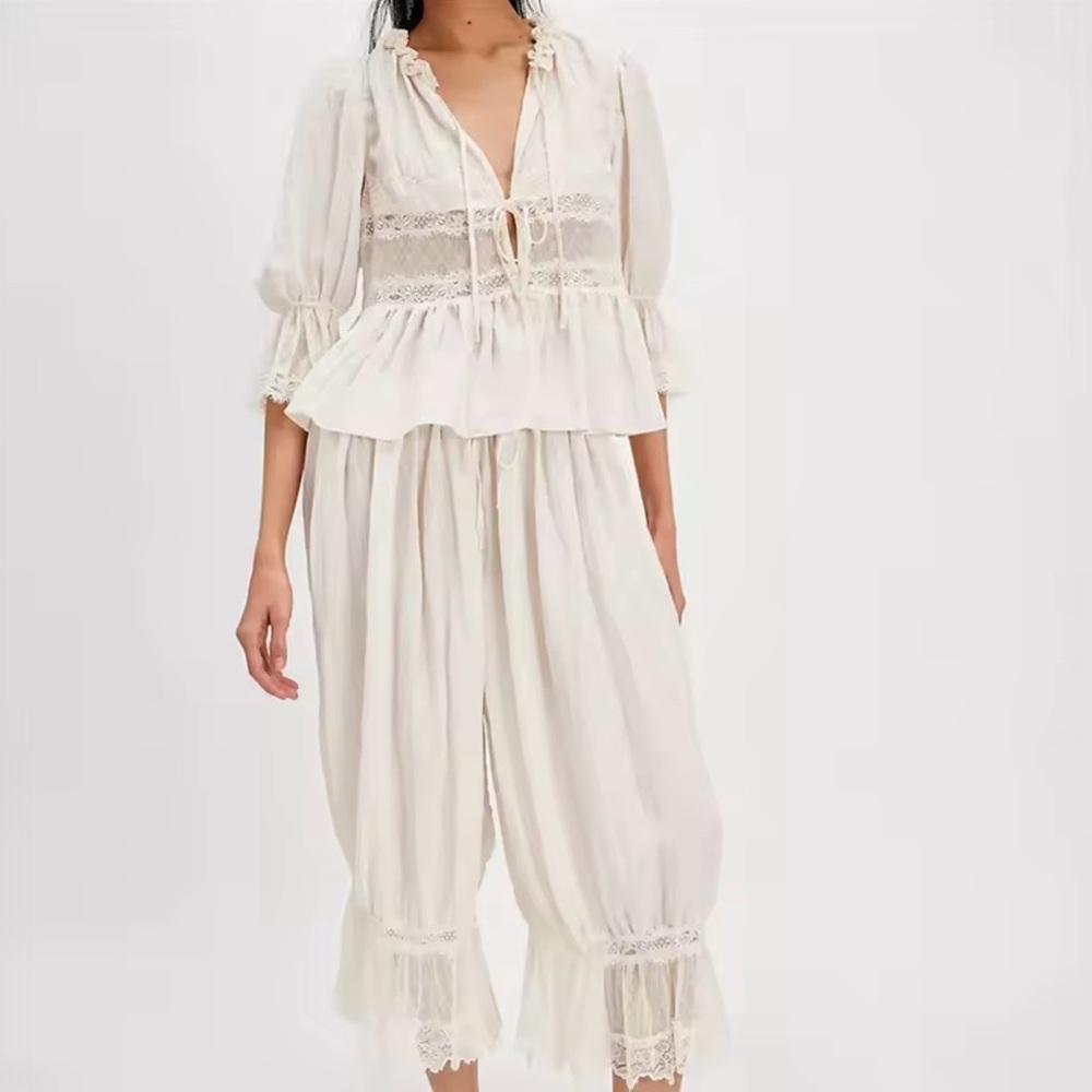 🪽Elegant Cream Lace-Trimmed Pyjamas